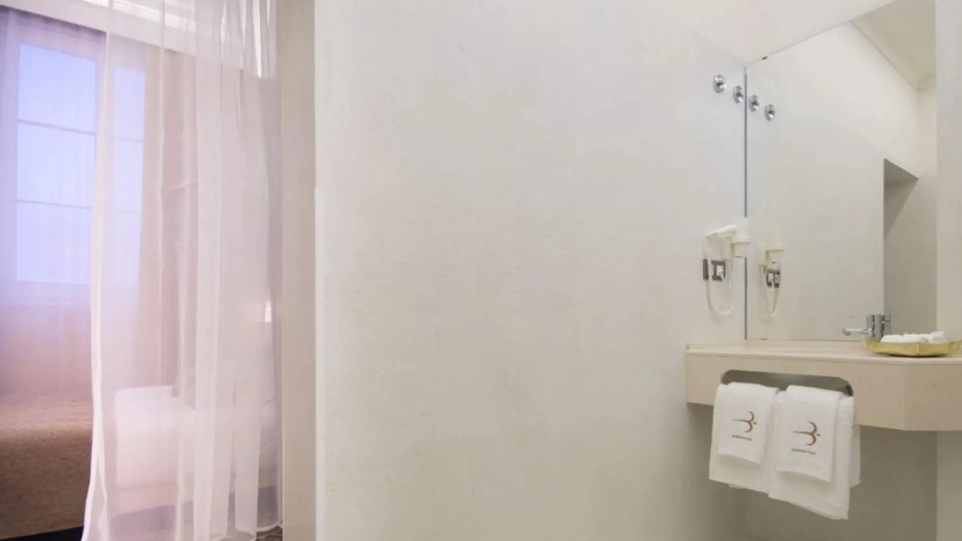 Anakena House Bed & Breakfast Barcelona