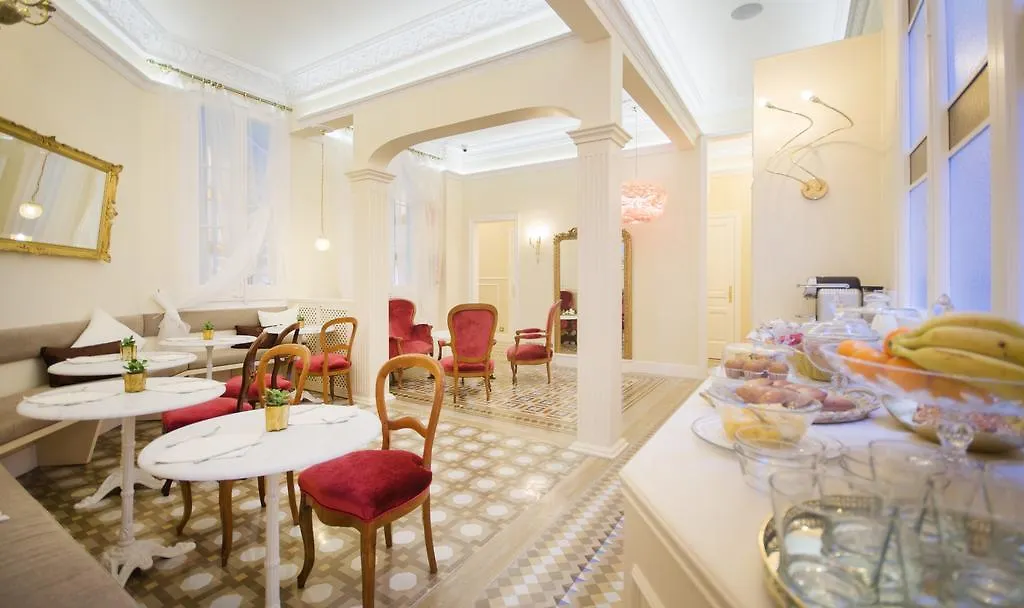 Anakena House Bed & Breakfast Barcelona